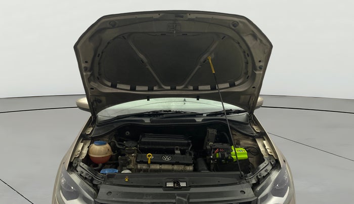 2015 Volkswagen Vento HIGHLINE 1.6 MPI, Petrol, Manual, 1,27,839 km, Open Bonet