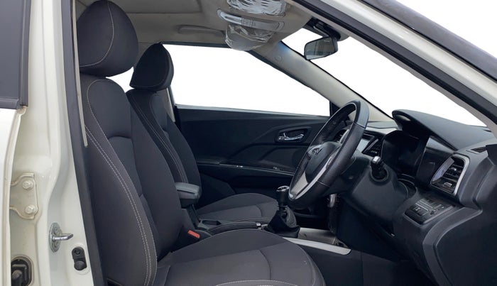 2023 Mahindra XUV300 W8 1.2 PETROL, Petrol, Manual, 28,371 km, Right Side Front Door Cabin