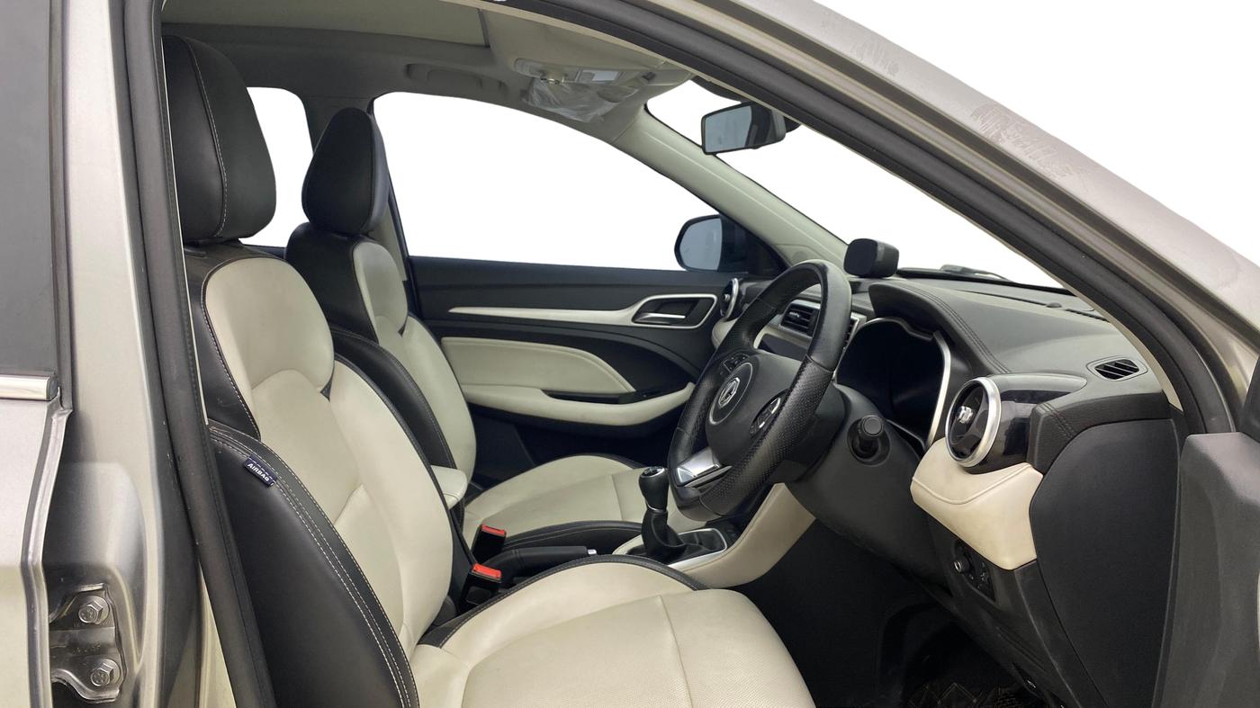 2022 MG ASTOR SHARP 1.5 MT, Petrol, Manual, 36,313 km, Right Side Front Door Cabin