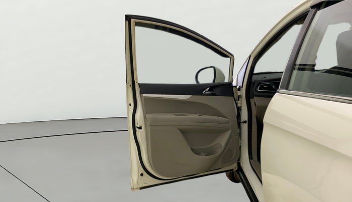 2018 Mahindra MARAZZO M6 8 STR, Diesel, Manual, 1,44,295 km, LHS Front Door