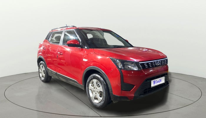2020 Mahindra XUV300 W6 1.2 PETROL, Petrol, Manual, 33,270 km, Right Front Diagonal