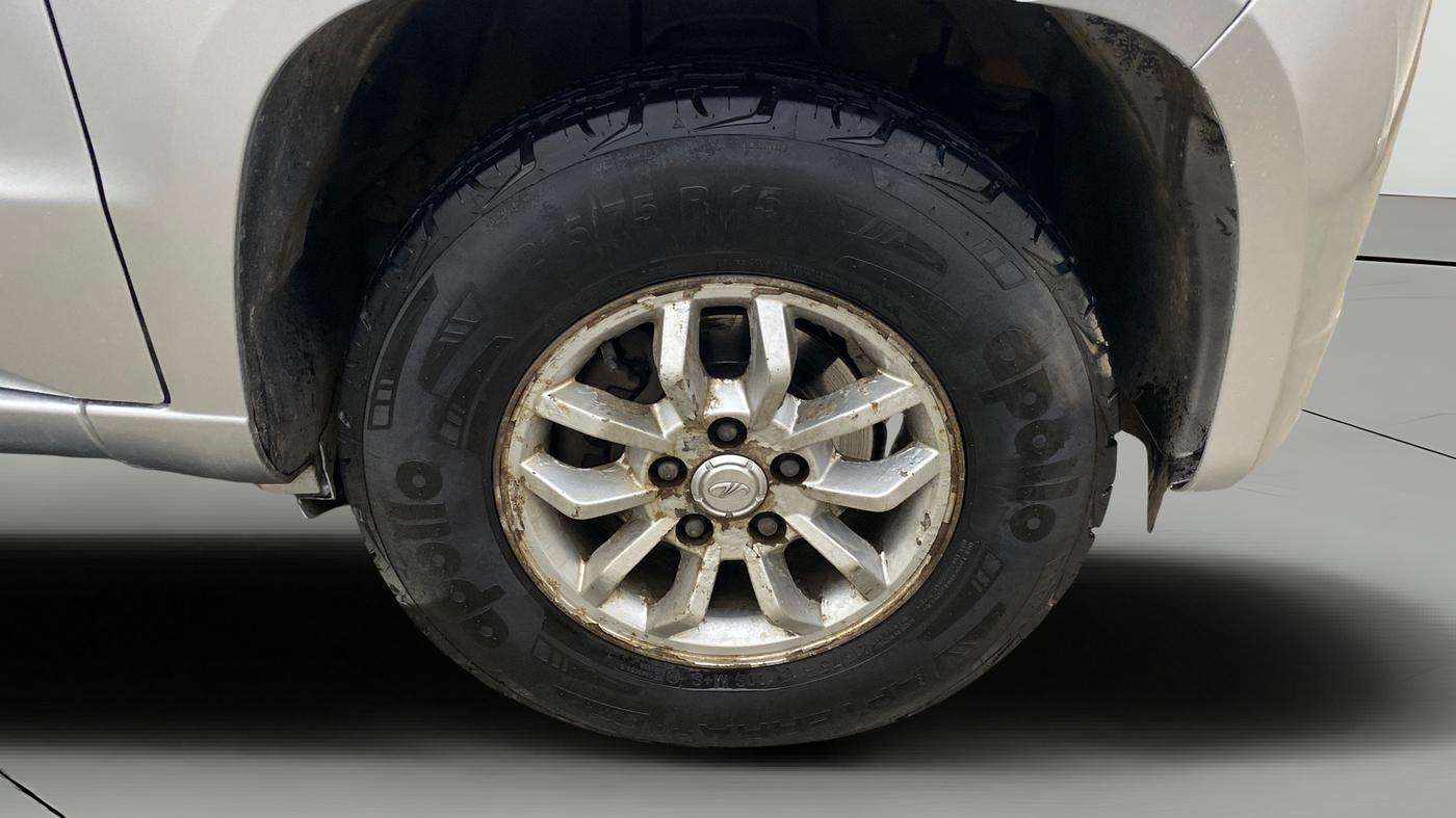 2016 Mahindra TUV300 T8, Diesel, Manual, 1,19,162 km, Right Front Wheel