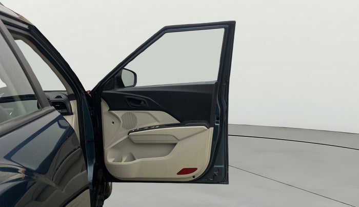 2023 Mahindra XUV300 W6 1.5 DIESEL AMT, Diesel, Automatic, 24,240 km, RHS Front Door