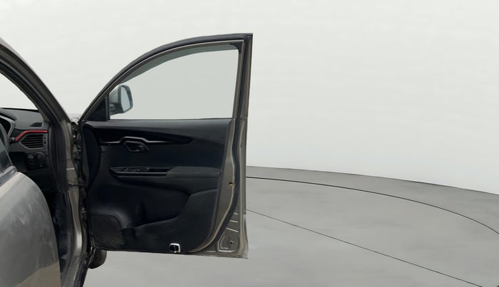 2017 Mahindra KUV 100 NXT K8 P 6 STR, Petrol, Manual, 54,683 km, RHS Front Door