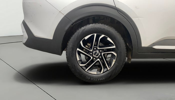 2022 KIA CARENS LUXURY PLUS 1.4 PETROL 7 STR, Petrol, Manual, 29,070 km, Right Rear Wheel