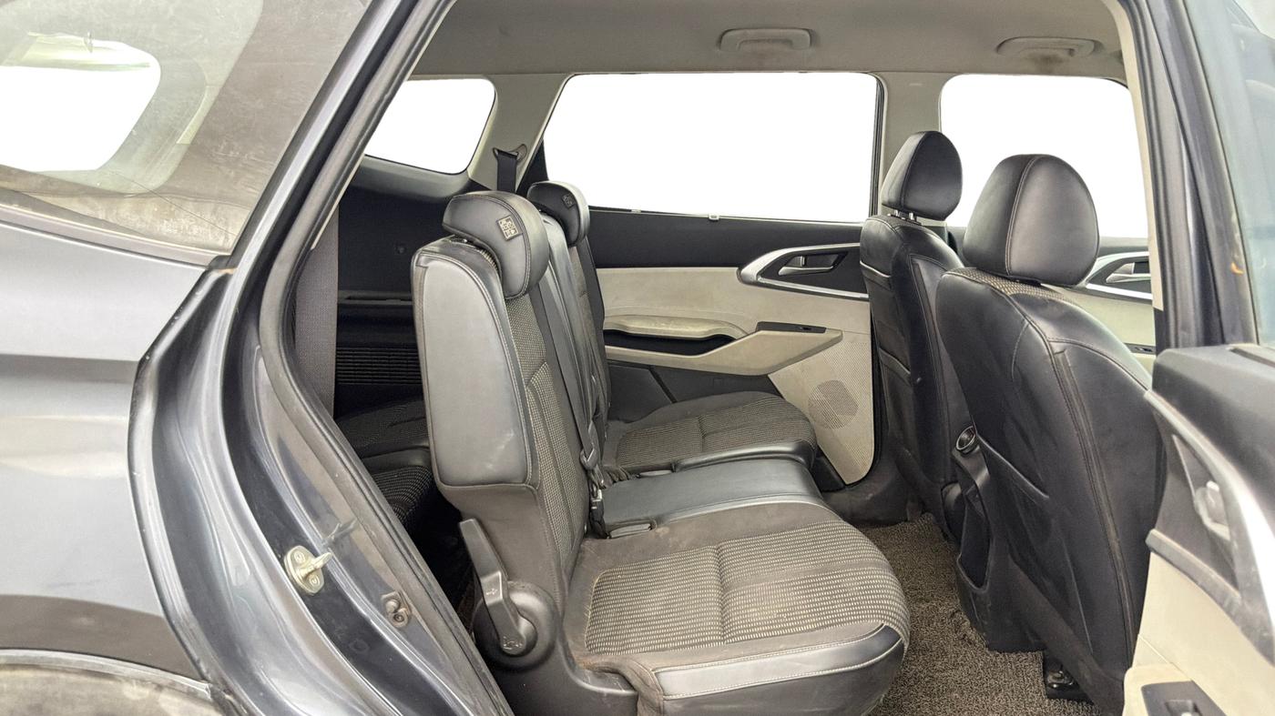 2023 KIA CARENS PRESTIGE 1.5 DIESEL IMT 7 STR, Diesel, Manual, 1,05,054 km, Right Side Rear Door Cabin