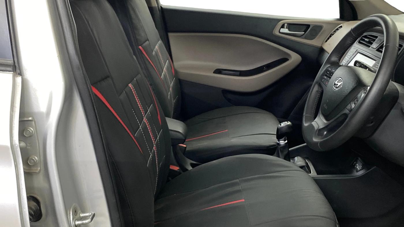 2016 Hyundai Elite i20 ASTA 1.2 (O), Petrol, Manual, 82,580 km, Right Side Front Door Cabin