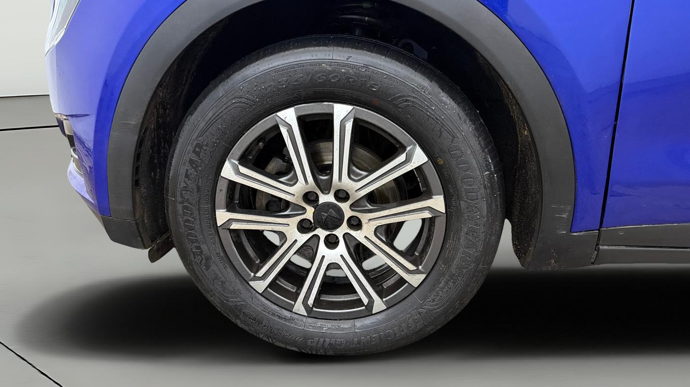 2022 Mahindra XUV700 AX 7 LUXURY D AT 7 STR, Diesel, Automatic, 55,727 km, Left Front Wheel