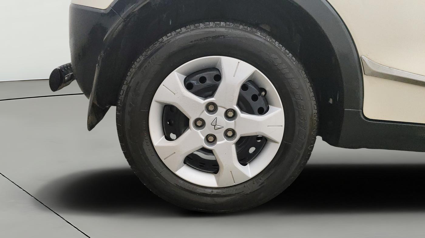 2023 Mahindra XUV300 W6 1.2 PETROL AMT, Petrol, Automatic, 36,660 km, Right Rear Wheel