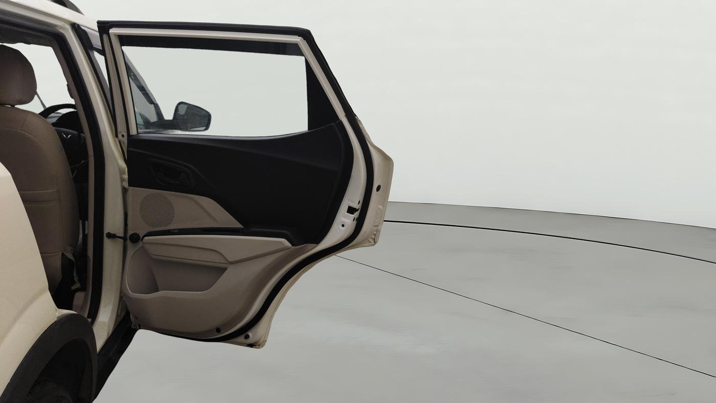 2023 Mahindra XUV300 W6 1.2 PETROL AMT, Petrol, Automatic, 36,660 km, RHS Rear Door