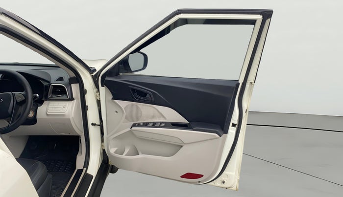 2020 Mahindra XUV300 W6 1.2 PETROL, Petrol, Manual, 53,618 km, RHS Front Door