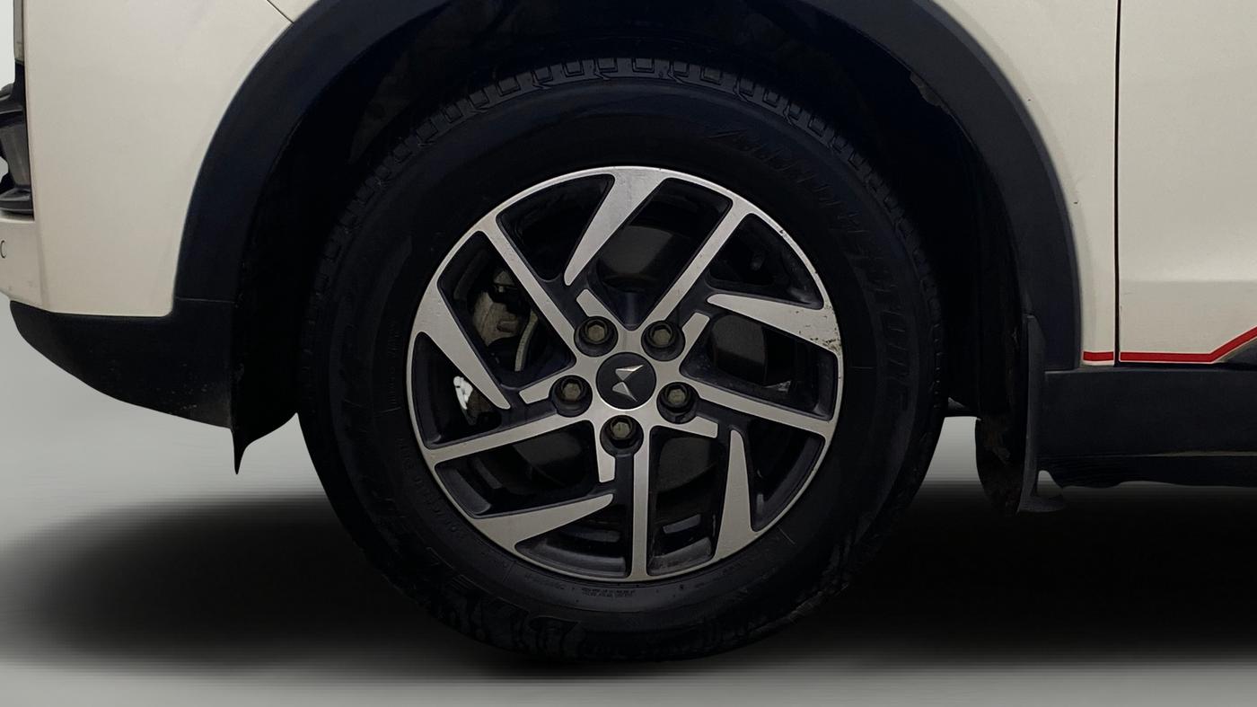 2023 Mahindra XUV300 W8 (O) 1.2 PETROL, Petrol, Manual, 27,386 km, Left Front Wheel