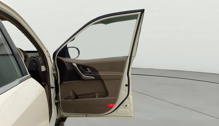 2012 Mahindra XUV500 W8, Diesel, Manual, 1,34,908 km, RHS Front Door