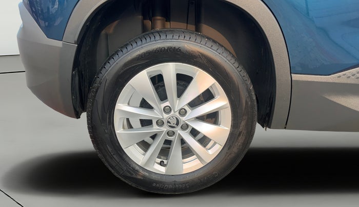 2025 Skoda KUSHAQ  Signature 1.0L TSI MT , Petrol, Manual, 4,742 km, Right Rear Wheel