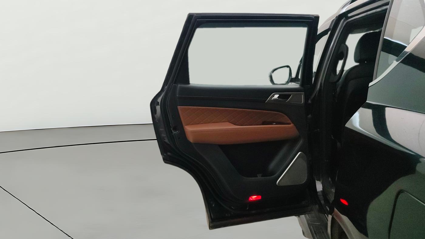 2022 Mahindra ALTURAS G4 4WD AT, Diesel, Automatic, 28,121 km, LHS Rear Door