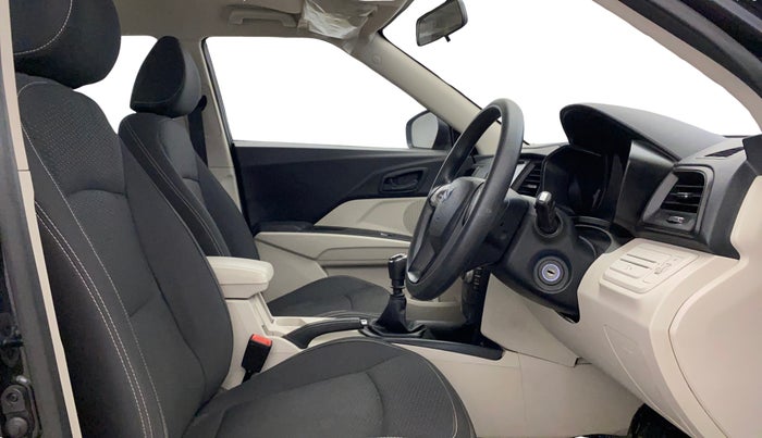 2023 Mahindra XUV300 W6 1.2 PETROL, Petrol, Manual, 33,516 km, Right Side Front Door Cabin