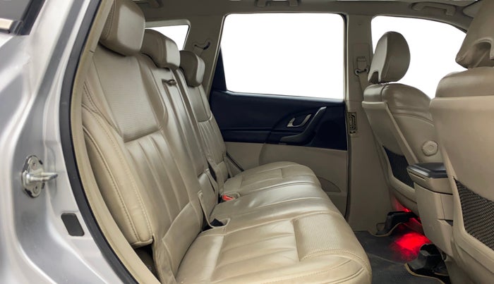 2015 Mahindra XUV500 W10, Diesel, Manual, 1,25,739 km, Right Side Rear Door Cabin