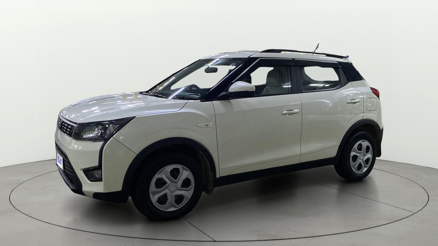 2023 Mahindra XUV300 W6 1.2 PETROL, Petrol, Manual, 31,614 km, Left Front Diagonal