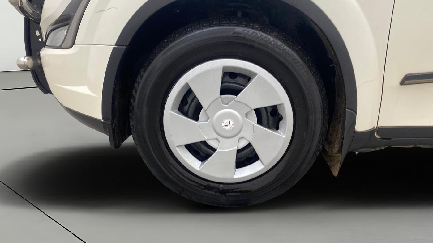 2021 Mahindra XUV500 W7 AT, Diesel, Automatic, 1,25,597 km, Left Front Wheel