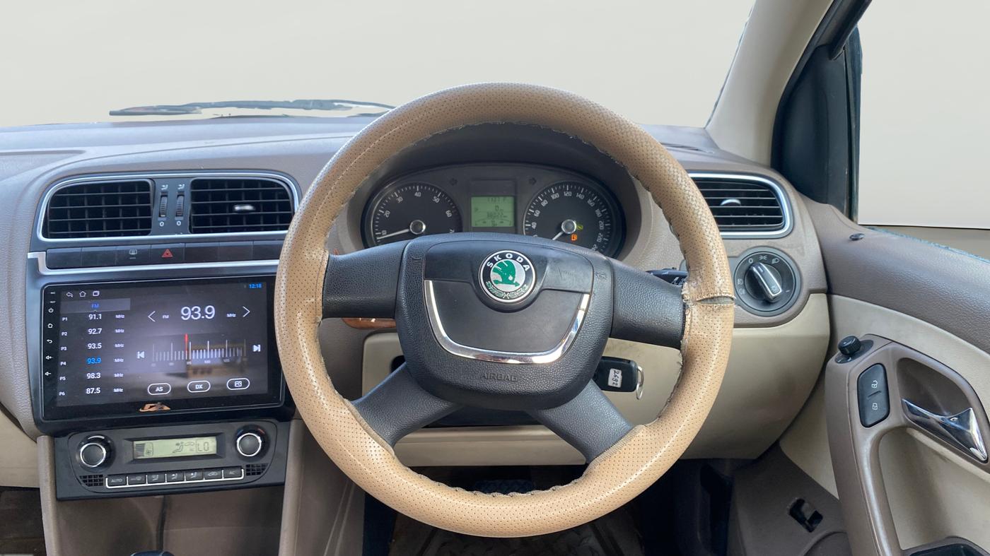 2012 Skoda Rapid ELEGANCE 1.6 MPI AT, Petrol, Automatic, 38,001 km, Steering Wheel Close Up
