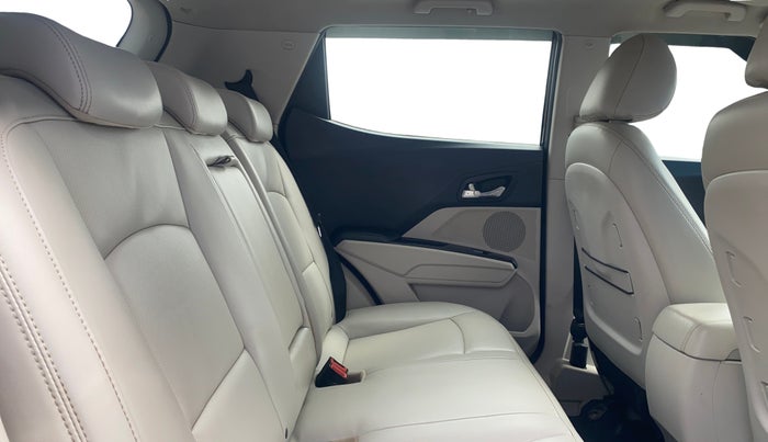 2021 Mahindra XUV300 W8 (O) 1.2 PETROL, Petrol, Manual, 82,584 km, Right Side Rear Door Cabin