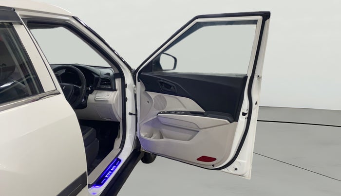 2023 Mahindra XUV300 W4 1.2 PETROL, Petrol, Manual, 8,022 km, RHS Front Door