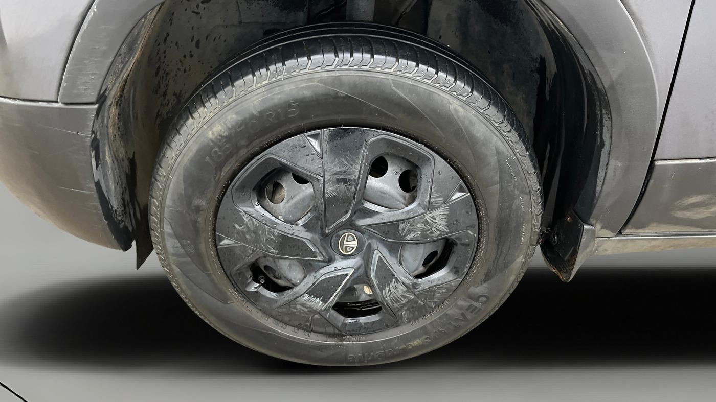 2022 Tata PUNCH ADVENTURE AMT, Petrol, Automatic, 24,678 km, Left Front Wheel