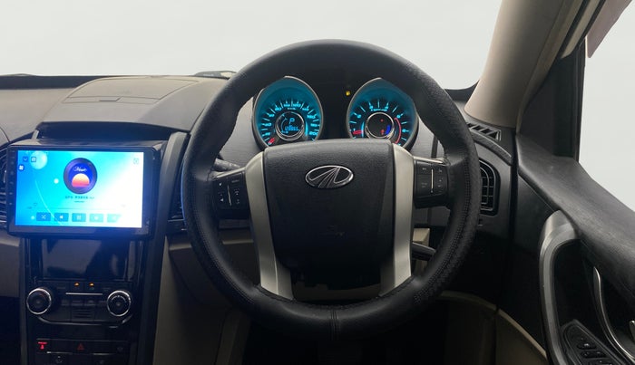 2017 Mahindra XUV500 W6 AT, Diesel, Automatic, 1,28,835 km, Steering Wheel Close Up