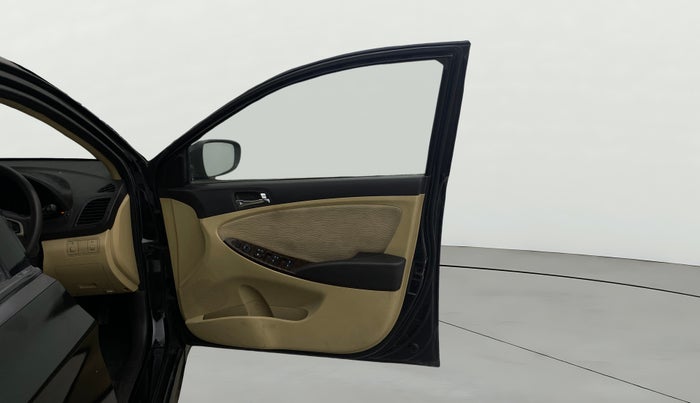 2013 Hyundai Verna FLUIDIC 1.6 VTVT SX, Petrol, Manual, 1,10,231 km, RHS Front Door