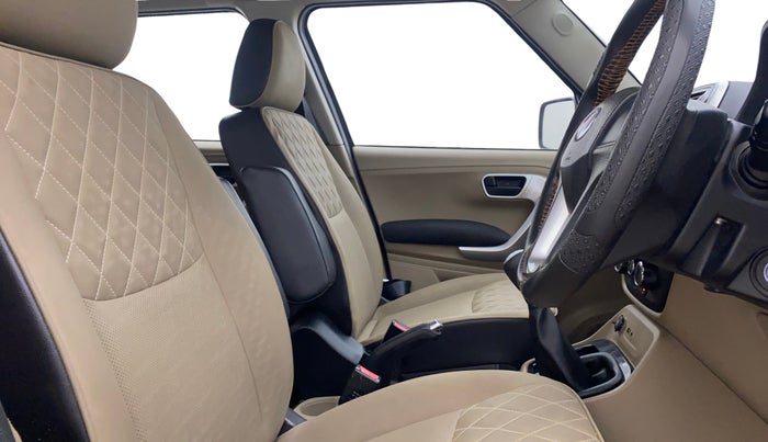 2017 Mahindra TUV300 T10 DUAL TONE, Diesel, Manual, 65,032 km, Right Side Front Door Cabin