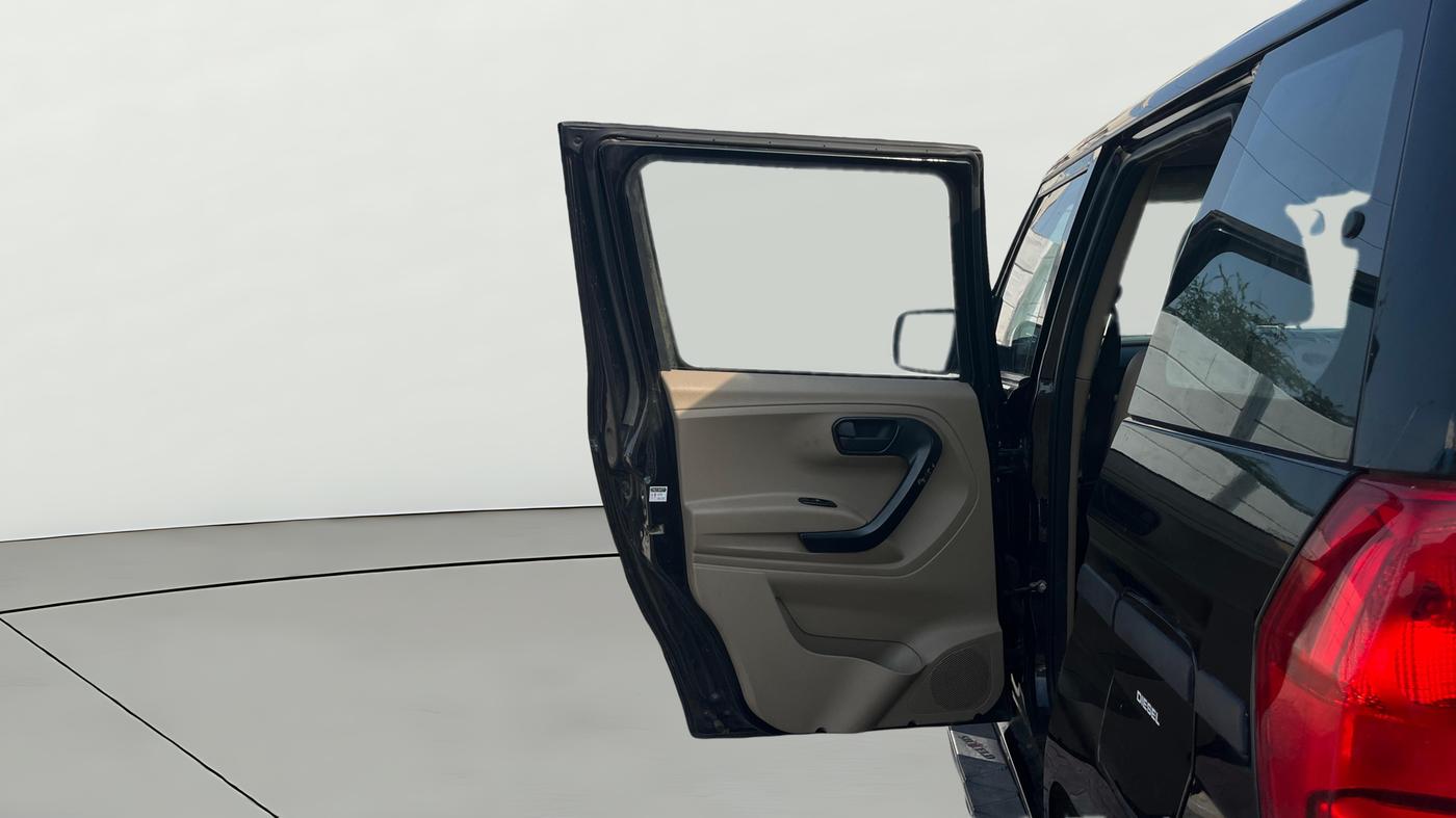 2023 Mahindra BOLERO NEO N 4, Diesel, Manual, 25,909 km, LHS Rear Door