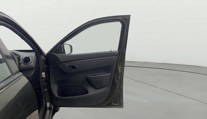 2017 Renault Kwid RXT 1.0 AMT, Petrol, Automatic, 75,218 km, RHS Front Door