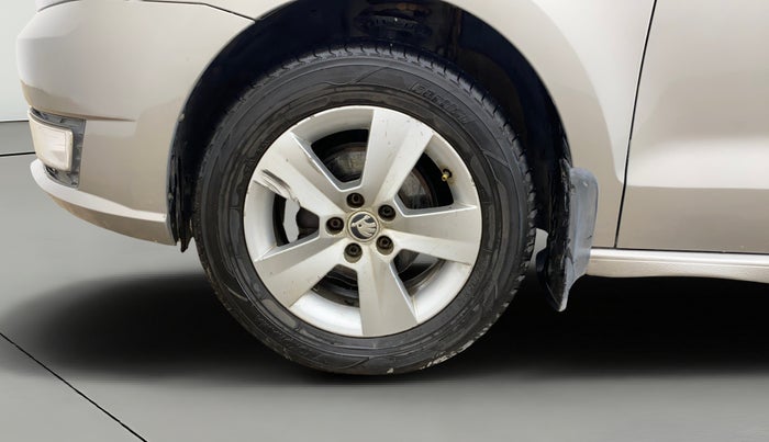 2017 Skoda Rapid AMBITION 1.6 MPI AT, Petrol, Automatic, 1,20,361 km, Left Front Wheel