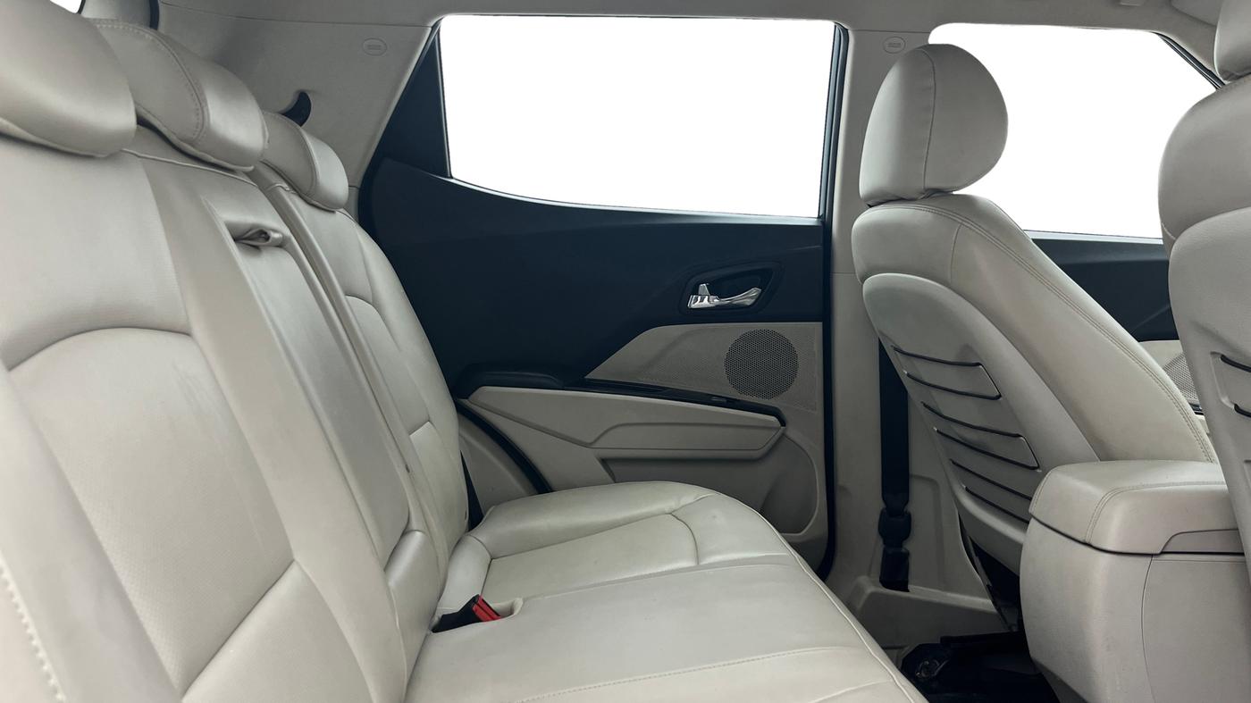 2023 Mahindra XUV300 W8 (O) 1.2 PETROL AMT, Petrol, Automatic, 35,603 km, Right Side Rear Door Cabin