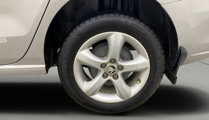 2013 Skoda Rapid ELEGANCE 1.6 MPI MT, Petrol, Manual, 76,819 km, Left Rear Wheel