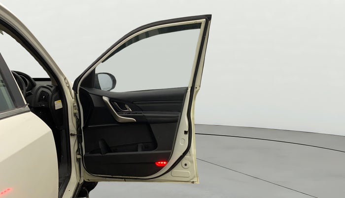 2019 Mahindra XUV500 W11 AT, Diesel, Automatic, 93,553 km, RHS Front Door