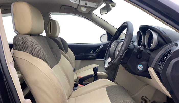 2017 Mahindra XUV500 W6, Diesel, Manual, 76,882 km, Right Side Front Door Cabin