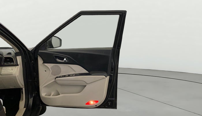 2020 Mahindra XUV300 W8 (O) 1.2 PETROL, Petrol, Manual, 83,644 km, RHS Front Door