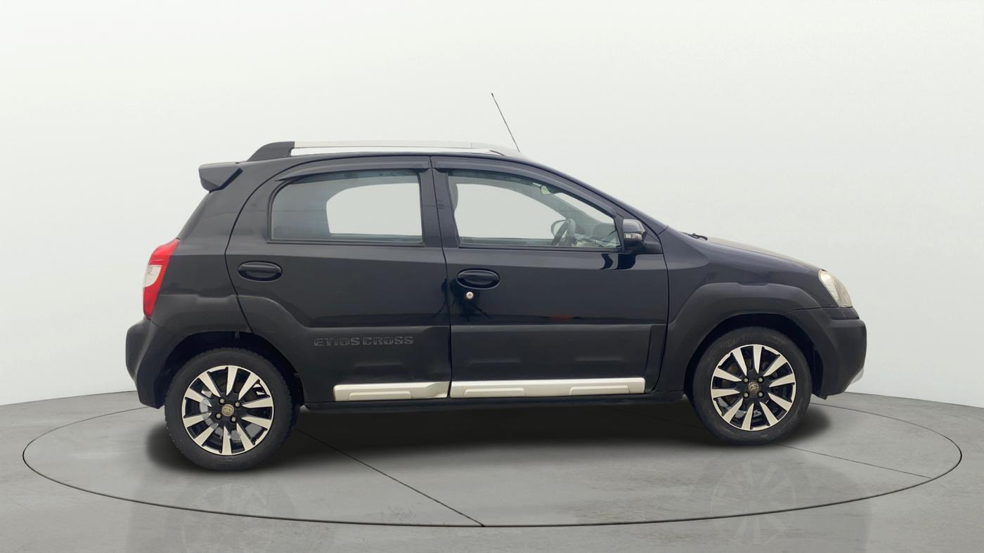 2015 Toyota Etios CROSS 1.2 G, Petrol, Manual, 81,910 km, Right Side View