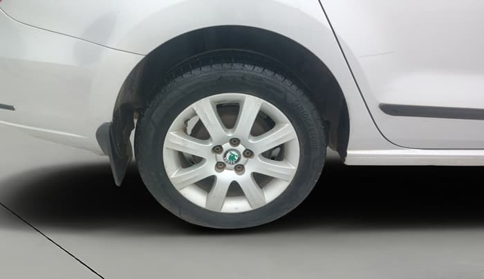 2013 Skoda Rapid AMBITION 1.6 MPI MT, Petrol, Manual, 34,801 km, Right Rear Wheel