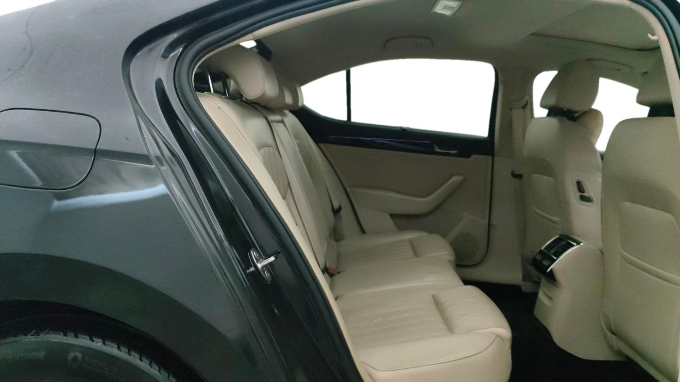 2016 Skoda Superb L&K 1.8 TSI AT, Petrol, Automatic, 1,00,339 km, Right Side Rear Door Cabin