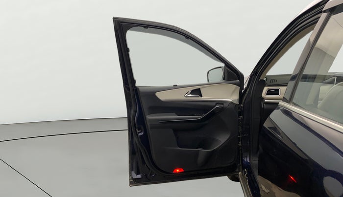 2022 Mahindra XUV700 AX 7 P AT 7 STR, Petrol, Automatic, 53,385 km, LHS Front Door