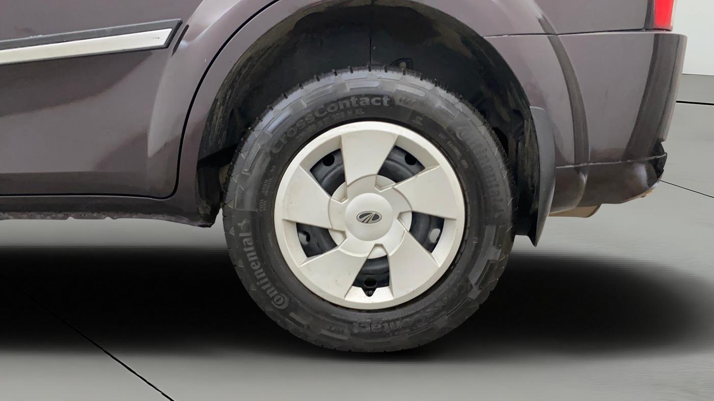 2017 Mahindra XUV500 W4, Diesel, Manual, 99,924 km, Left Rear Wheel