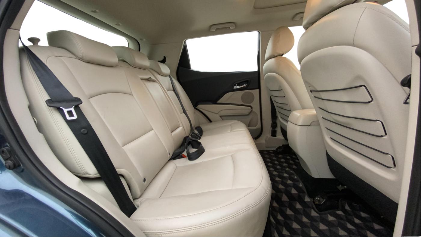 2022 Mahindra XUV300 W8 (O) 1.5 DIESEL AMT, Diesel, Automatic, 64,873 km, Right Side Rear Door Cabin