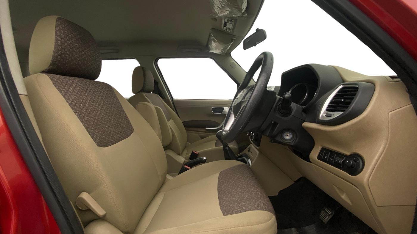 2018 Mahindra TUV300 T8, Diesel, Manual, 65,781 km, Right Side Front Door Cabin