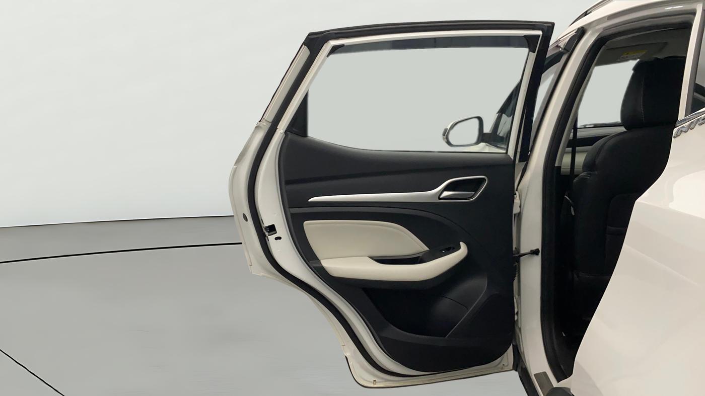 2025 MG ASTOR Select 1.5 MT (Ivory), Petrol, Manual, 4,896 km, LHS Rear Door