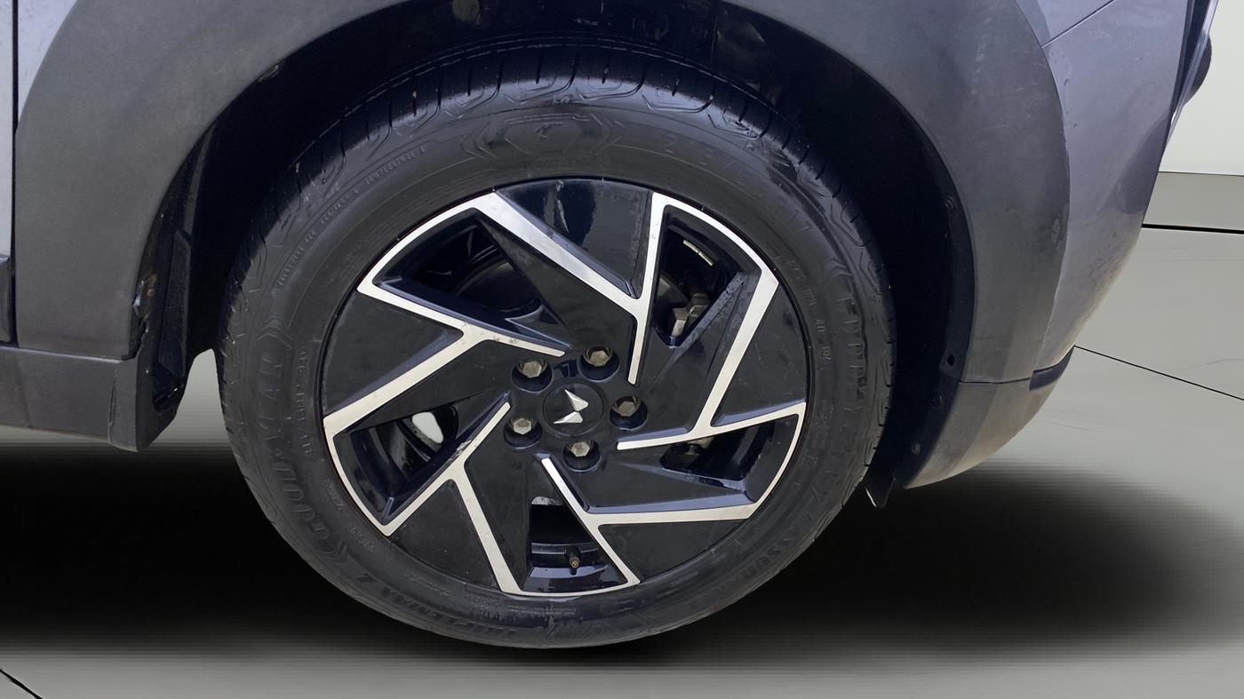 2024 Mahindra XUV 3XO AX7L 1.2 Petrol AT, Petrol, Automatic, 27,641 km, Right Front Wheel