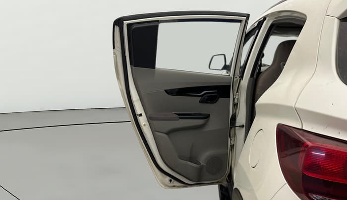 2016 Mahindra Kuv100 K8 6 STR, CNG, Manual, 22,314 km, LHS Rear Door