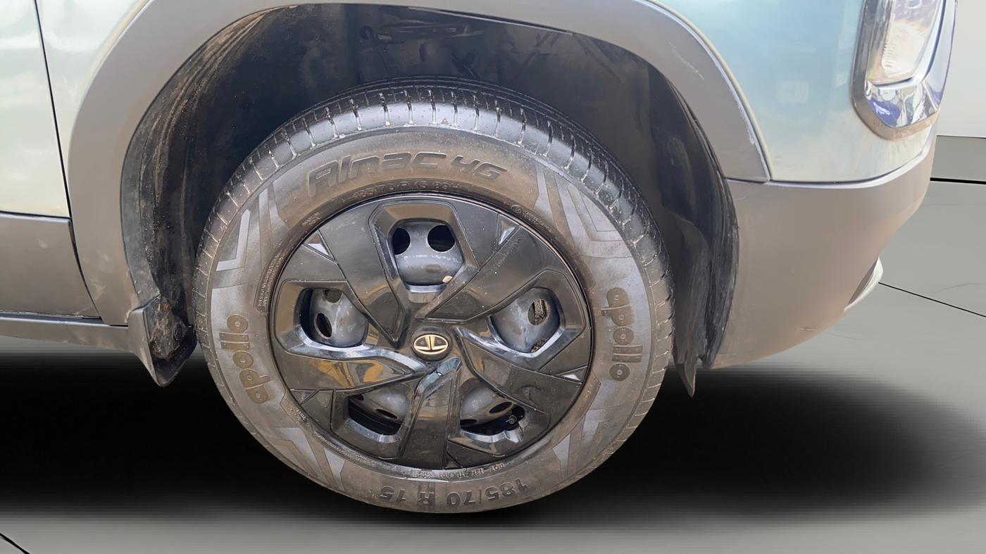 2023 Tata PUNCH ADVENTURE AMT, CNG, Automatic, 26,328 km, Right Front Wheel