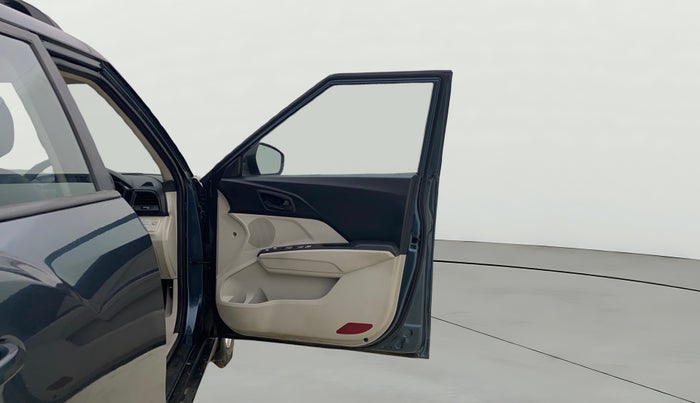 2023 Mahindra XUV300 W6 1.2 PETROL AMT, Petrol, Automatic, 27,860 km, RHS Front Door